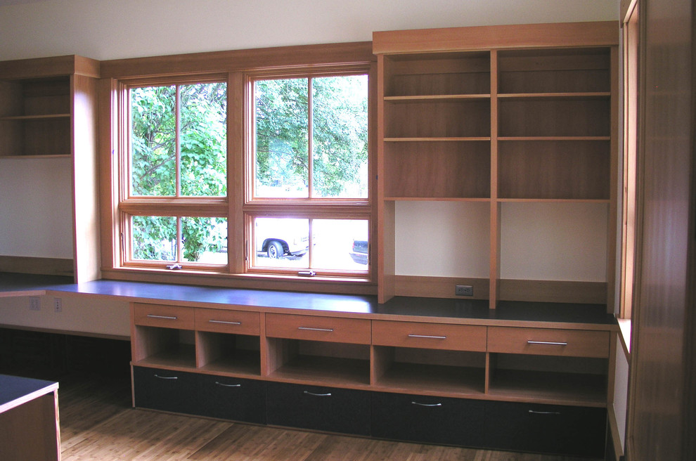 Imagen de despacho actual grande sin chimenea con paredes blancas, suelo de madera clara y escritorio empotrado