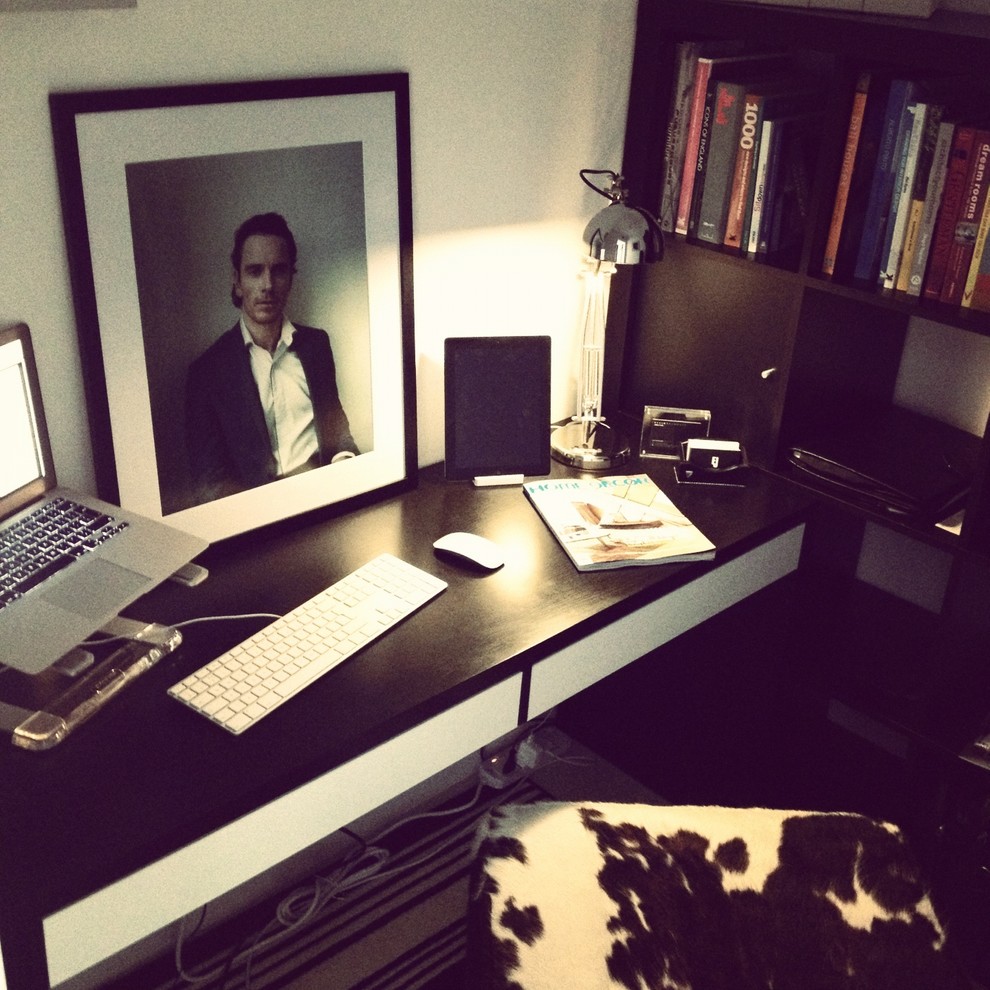 Example of a trendy home office design in Singapore