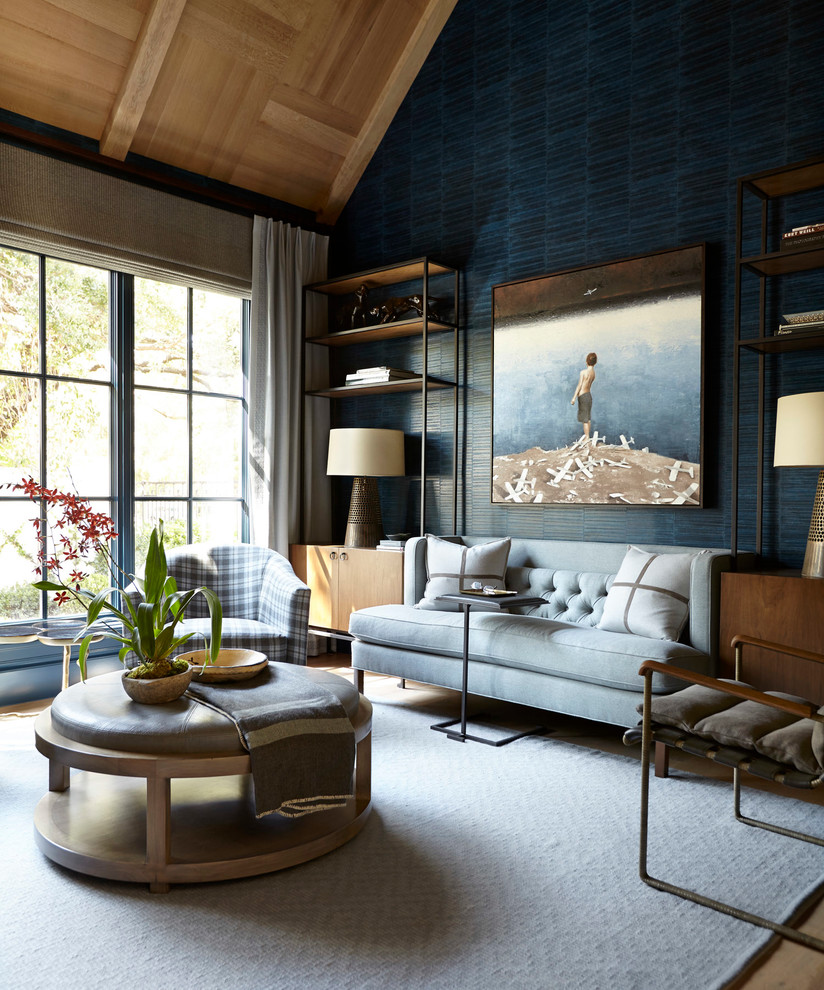 Idéer för ett klassiskt arbetsrum, med blå väggar, mellanmörkt trägolv och brunt golv
