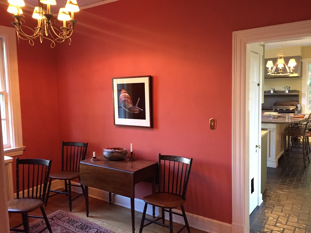 На фото: кабинет в классическом стиле с красными стенами и паркетным полом среднего тона