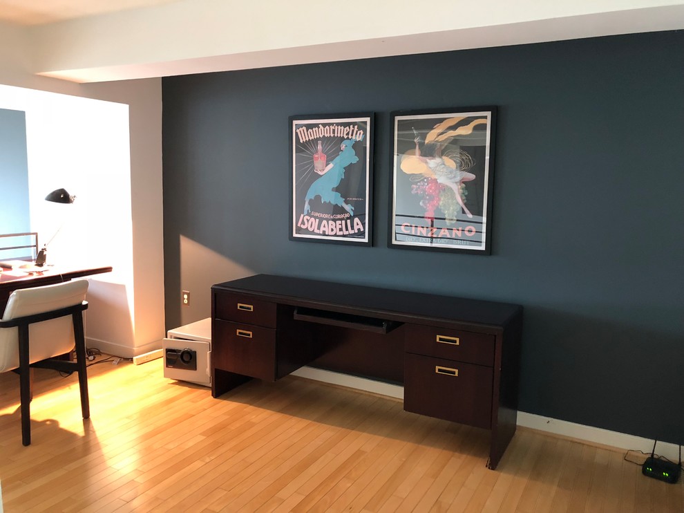 Inspiration för ett mycket stort funkis arbetsrum, med blå väggar, bambugolv, ett fristående skrivbord och brunt golv