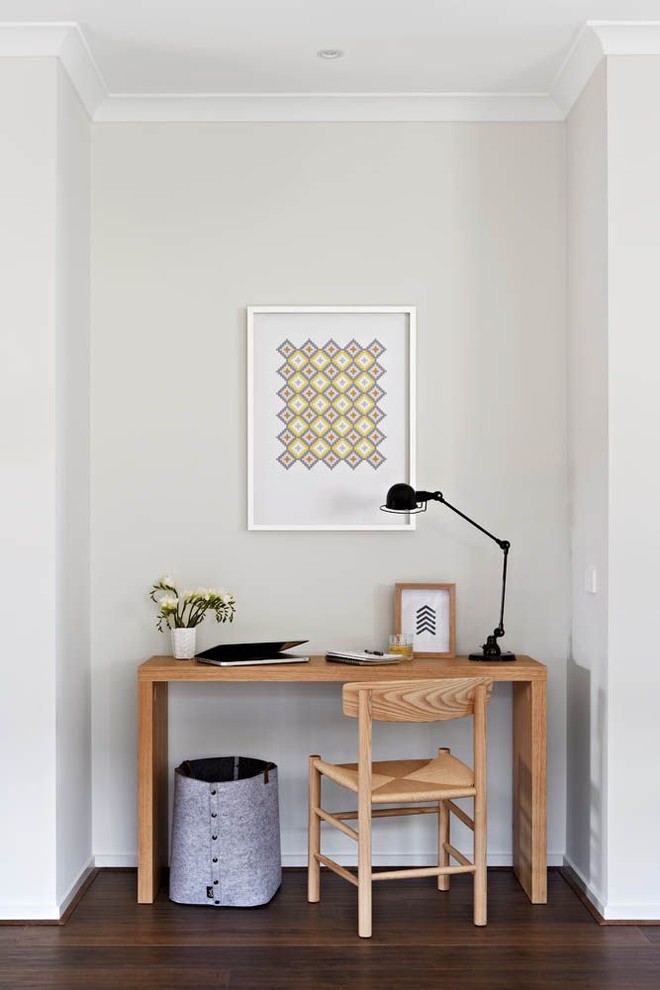 Cette photo montre un petit bureau tendance avec un mur beige, parquet foncé, aucune cheminée et un bureau indépendant.