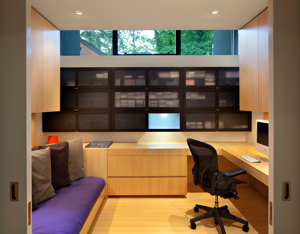 Idee per un ufficio minimal di medie dimensioni con pareti bianche, pavimento in bambù e scrivania incassata