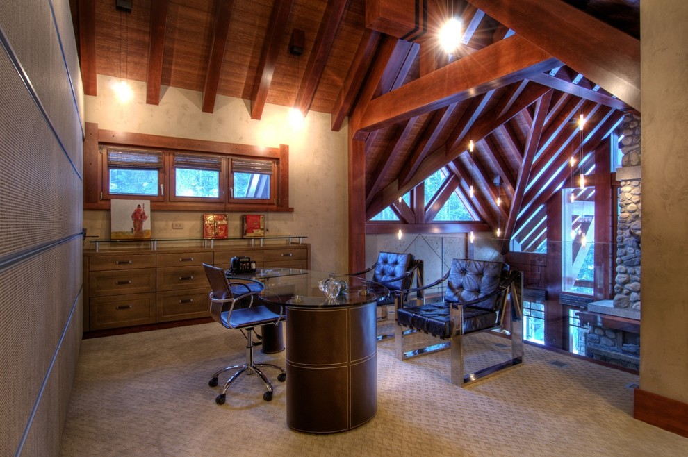 Foto di uno studio design con pareti beige, moquette e scrivania autoportante