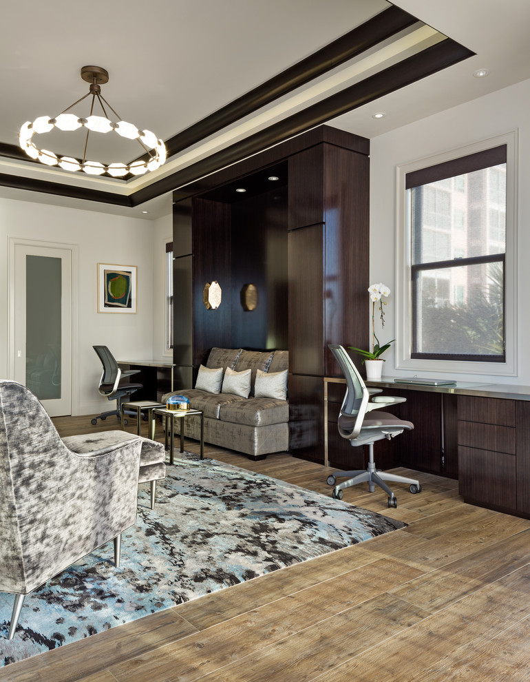 Ispirazione per un ufficio classico di medie dimensioni con pavimento in legno massello medio e scrivania incassata