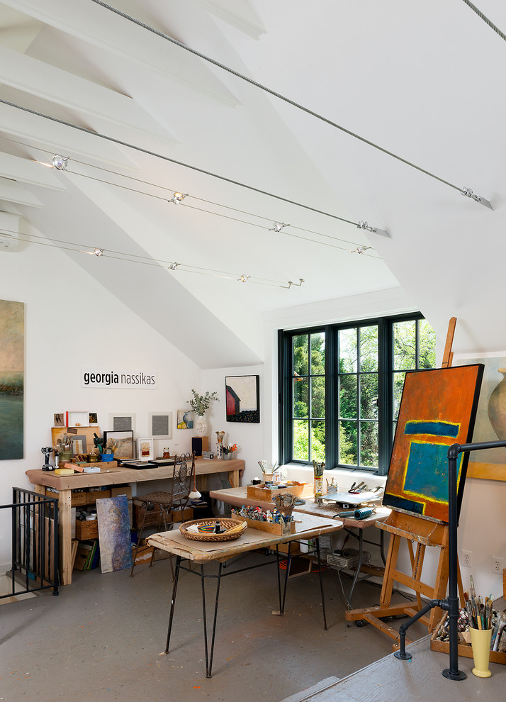 Großes Landhaus Arbeitszimmer ohne Kamin mit Studio, weißer Wandfarbe und freistehendem Schreibtisch in Washington, D.C.