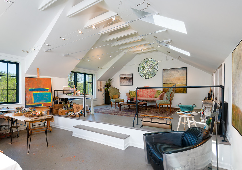 Imagen de estudio de estilo de casa de campo grande sin chimenea con paredes blancas y escritorio independiente