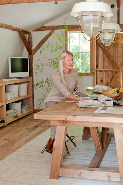 Immagine di una grande stanza da lavoro country con pareti beige, pavimento in legno massello medio e scrivania autoportante