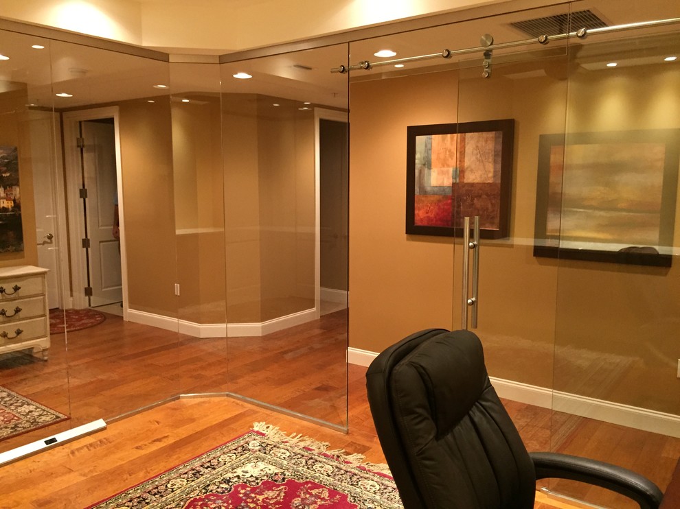 Klassisches Arbeitszimmer mit Studio, beiger Wandfarbe und braunem Holzboden in Miami