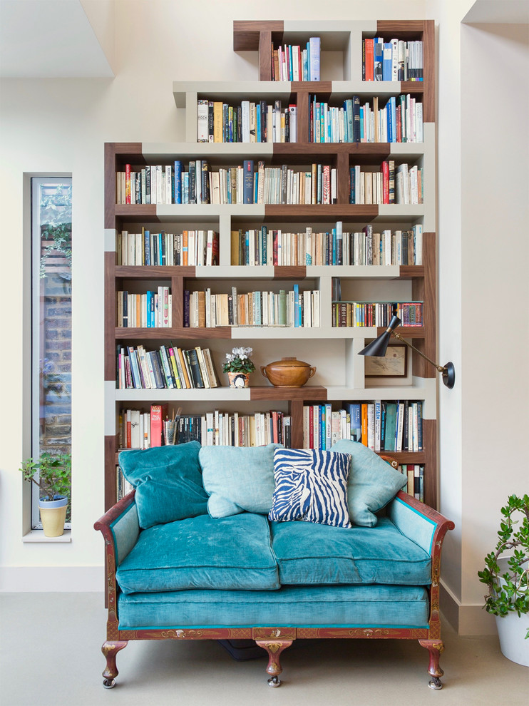 Свежая идея для дизайна: домашняя библиотека среднего размера в восточном стиле с бежевыми стенами и серым полом - отличное фото интерьера