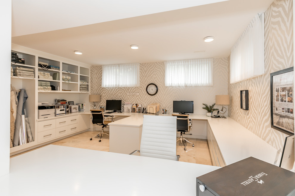 Exemple d'un grand bureau chic avec un mur multicolore, un sol en travertin, aucune cheminée, un bureau intégré et un sol beige.