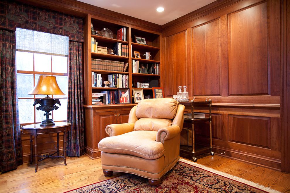 Elegant home office photo in Chicago