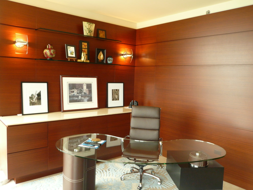На фото: кабинет в современном стиле с отдельно стоящим рабочим столом с