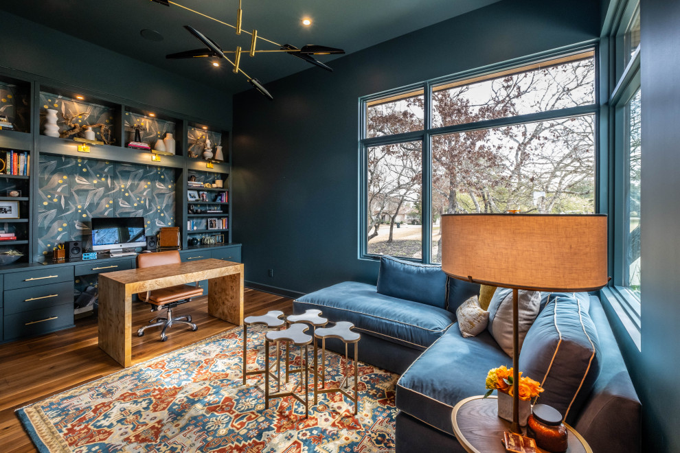 オースティンにある広いコンテンポラリースタイルのおしゃれな書斎 (青い壁、無垢フローリング、茶色い床、自立型机) の写真