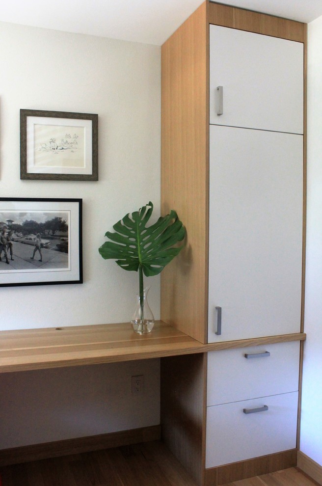 Imagen de despacho escandinavo de tamaño medio sin chimenea con paredes blancas, suelo de madera clara y escritorio empotrado