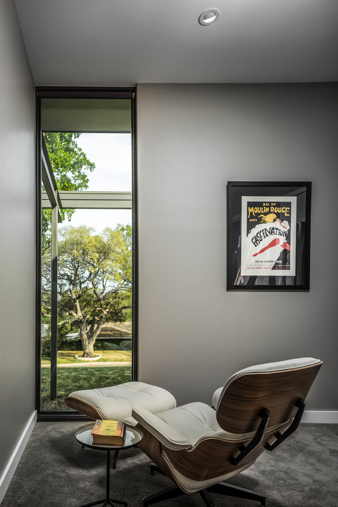 Modernes Arbeitszimmer mit grauer Wandfarbe und Teppichboden in Austin