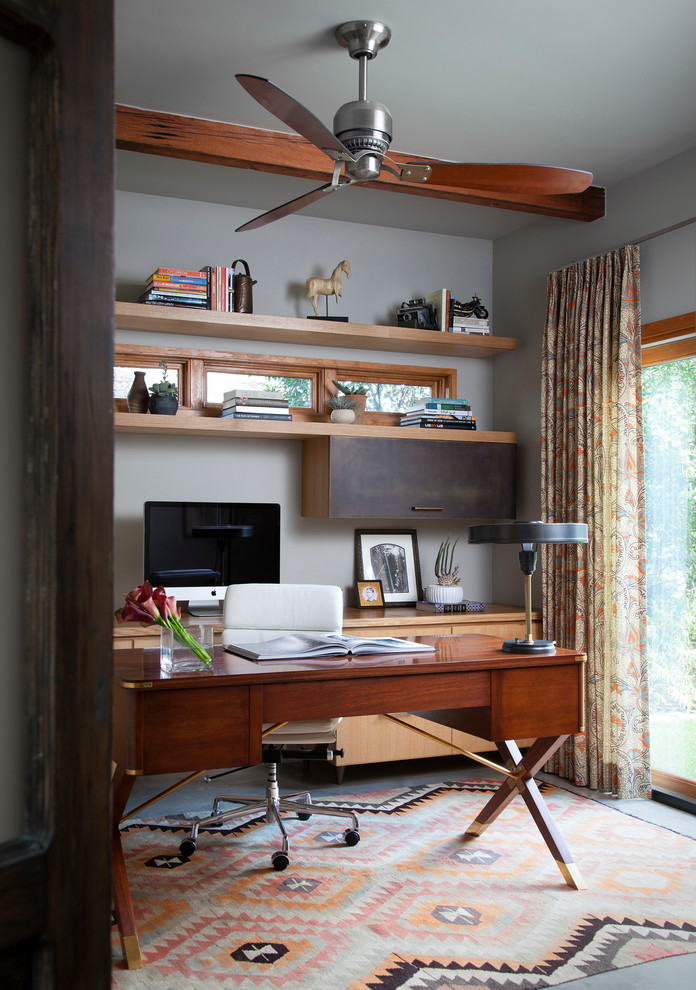 オースティンにある広いコンテンポラリースタイルのおしゃれな書斎 (グレーの壁、自立型机) の写真