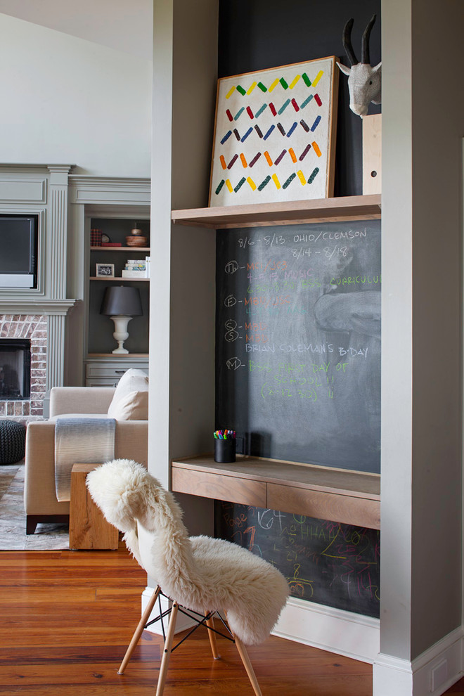 Idée de décoration pour un petit bureau design avec un mur gris, un sol en bois brun et un bureau indépendant.