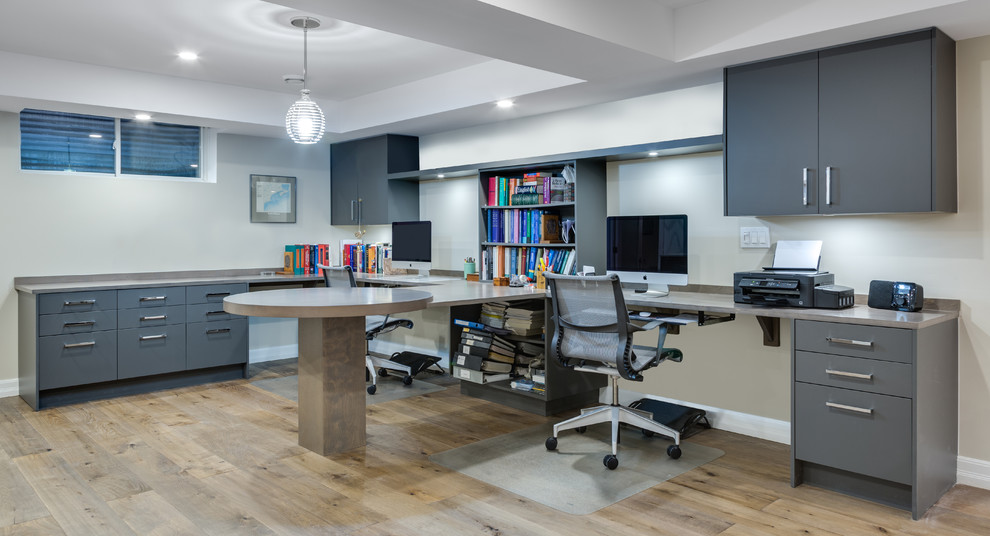 Esempio di uno studio design con pareti beige, pavimento in legno massello medio, scrivania incassata e pavimento marrone