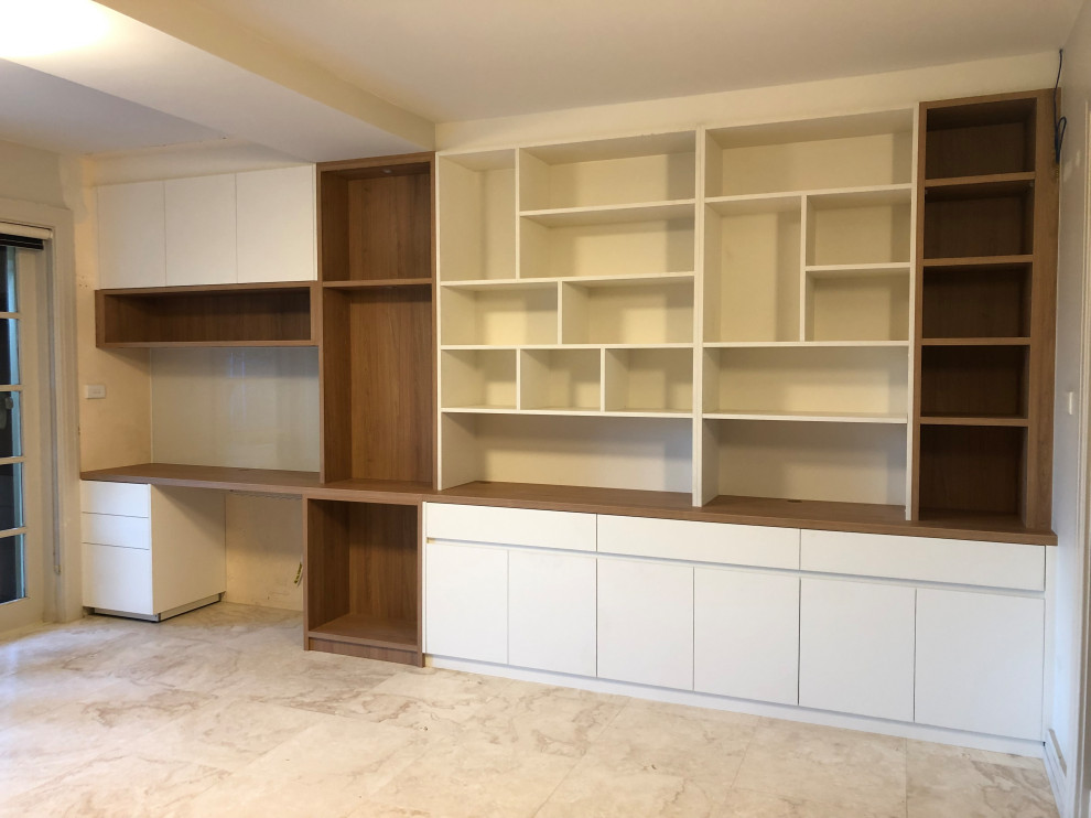 Idéer för stora funkis arbetsrum, med ett bibliotek, vita väggar, travertin golv, ett inbyggt skrivbord och beiget golv