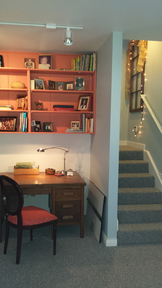 Idee per un ufficio chic di medie dimensioni con scrivania autoportante, pareti blu e moquette