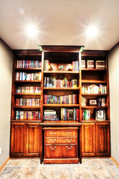 他の地域にあるお手頃価格の中くらいなトラディショナルスタイルのおしゃれなホームオフィス・書斎 (ベージュの壁、セラミックタイルの床、造り付け机) の写真