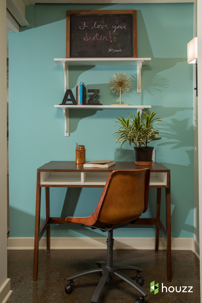 Idee per un piccolo studio tradizionale con pareti blu, pavimento in cemento, nessun camino, scrivania autoportante e pavimento marrone