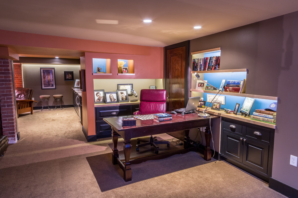 Foto di uno studio tradizionale di medie dimensioni con pareti viola, moquette, nessun camino, scrivania autoportante e pavimento beige