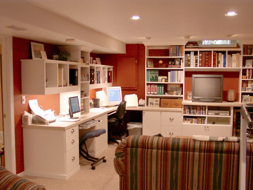 シカゴにあるお手頃価格の広いトラディショナルスタイルのおしゃれなホームオフィス・書斎 (赤い壁、カーペット敷き、造り付け机、暖炉なし、ベージュの床) の写真