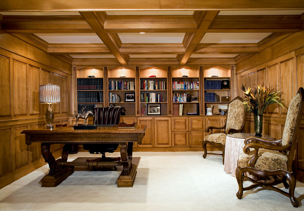 ワシントンD.C.にある広いトラディショナルスタイルのおしゃれなホームオフィス・書斎 (白い壁、自立型机) の写真