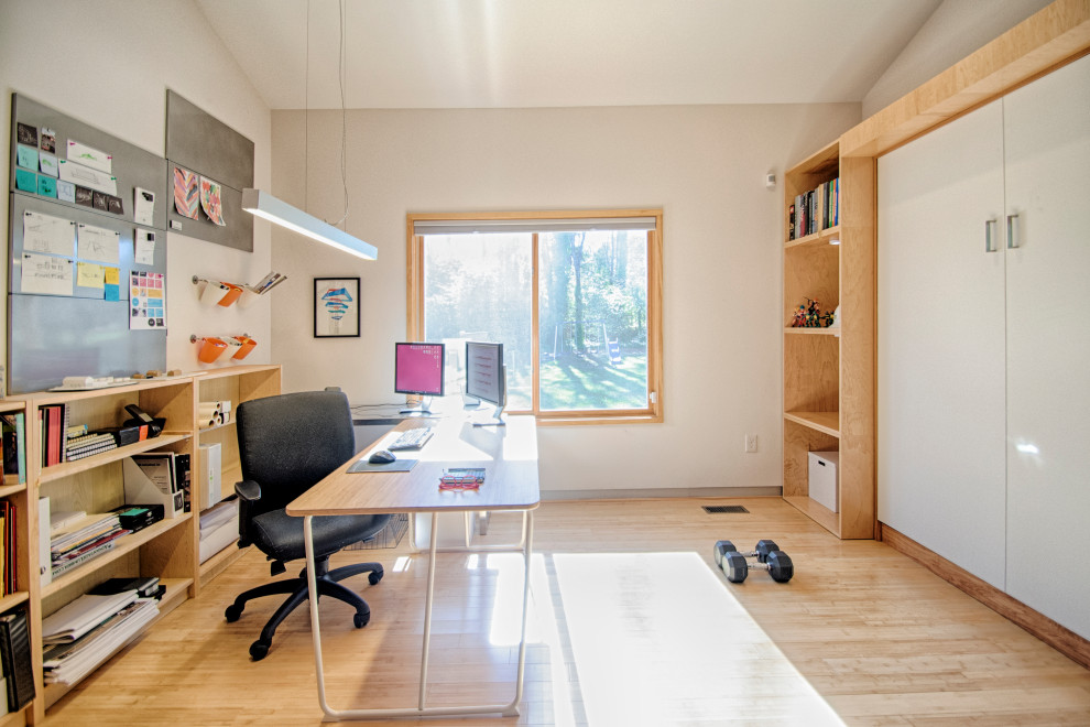 Foto på ett litet minimalistiskt arbetsrum