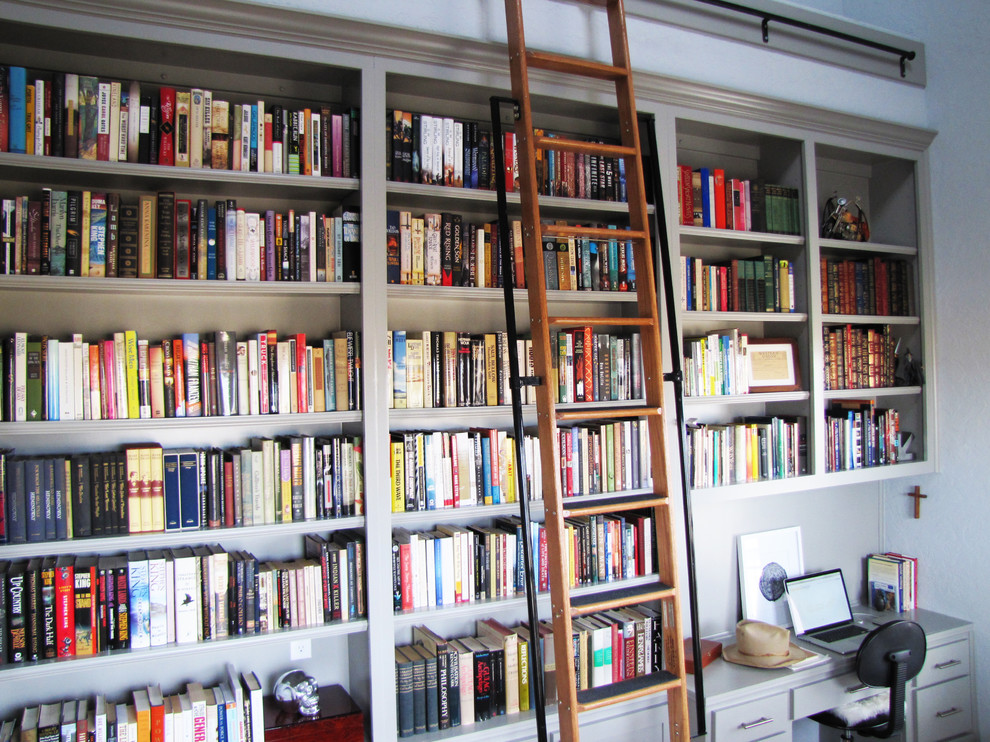 Ispirazione per un grande studio classico con libreria, pareti grigie, nessun camino e scrivania incassata