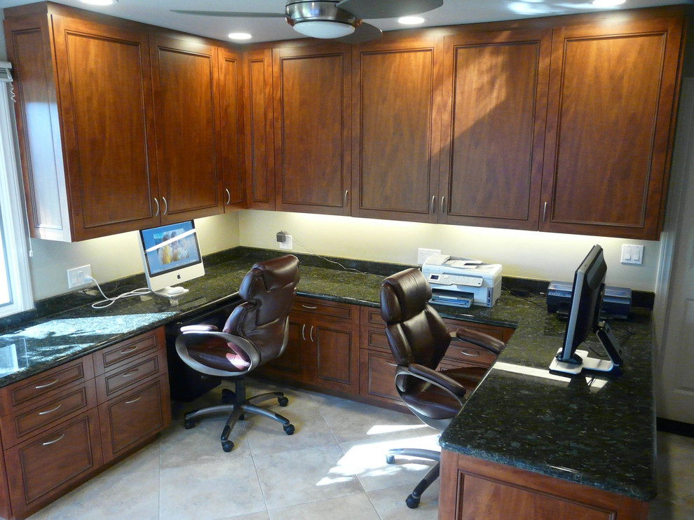 Exemple d'un bureau chic de taille moyenne avec un mur blanc, un sol en carrelage de porcelaine, aucune cheminée et un bureau intégré.