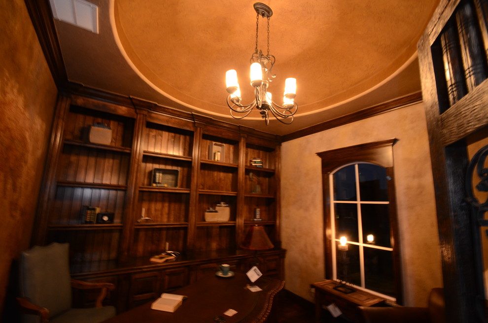 Imagen de despacho tradicional de tamaño medio con paredes beige