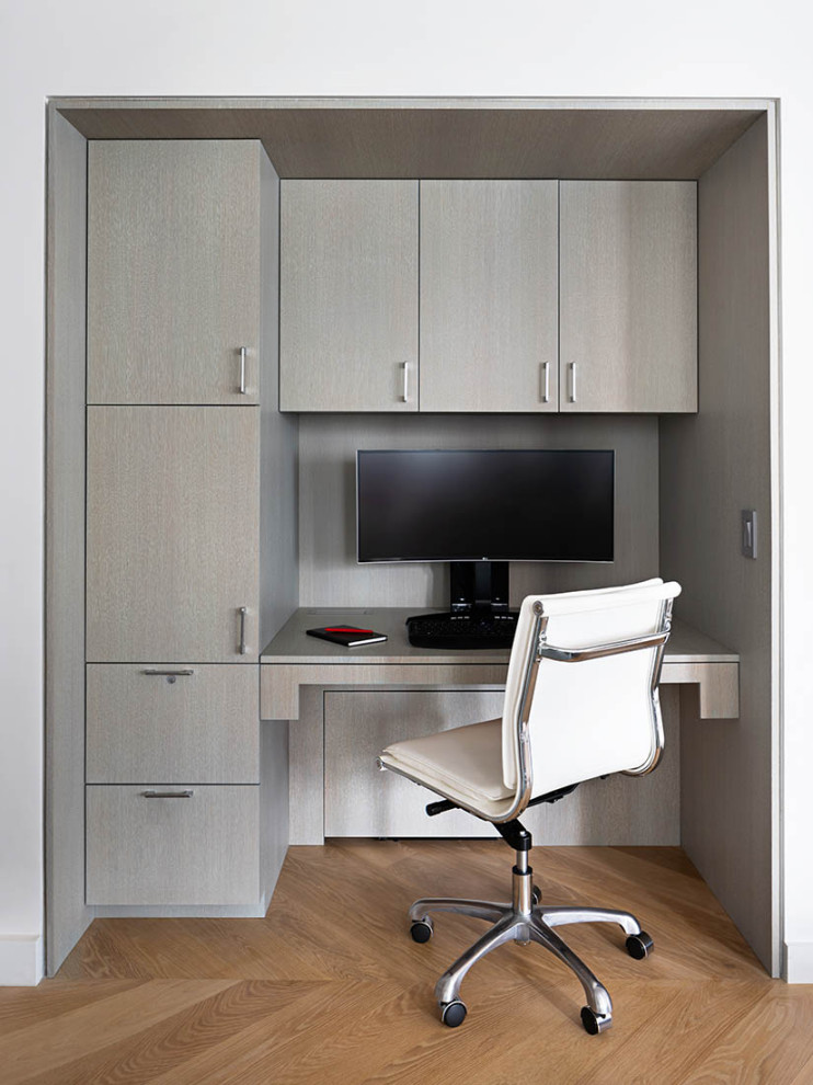 Idéer för små funkis arbetsrum, med grå väggar, ljust trägolv och ett inbyggt skrivbord