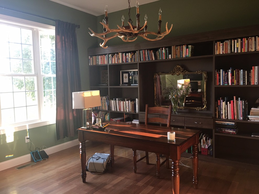 Inspiration för ett stort rustikt arbetsrum, med ett bibliotek, gröna väggar, mellanmörkt trägolv, ett fristående skrivbord och brunt golv