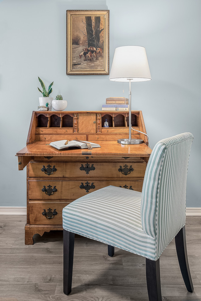 Foto de despacho clásico renovado de tamaño medio con paredes azules, escritorio independiente y suelo gris