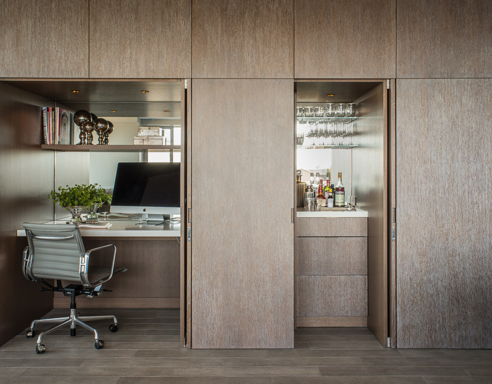Foto de despacho contemporáneo pequeño sin chimenea con suelo de madera oscura, escritorio empotrado y suelo marrón