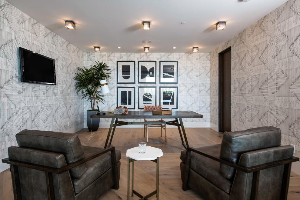 Idée de décoration pour un bureau design de taille moyenne avec un mur gris, parquet clair, aucune cheminée, un bureau indépendant et un sol marron.