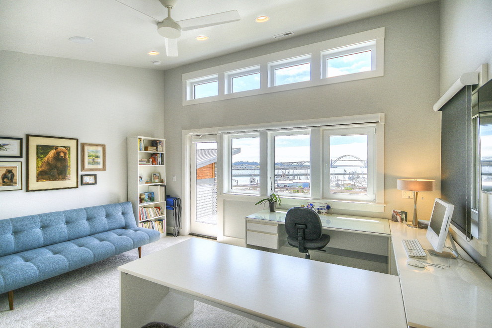 Retro Nähzimmer mit grauer Wandfarbe, Teppichboden und freistehendem Schreibtisch in Portland