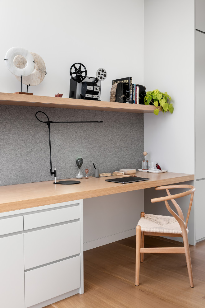 Aménagement d'un petit bureau contemporain avec un mur gris, parquet clair, un bureau intégré et un sol beige.