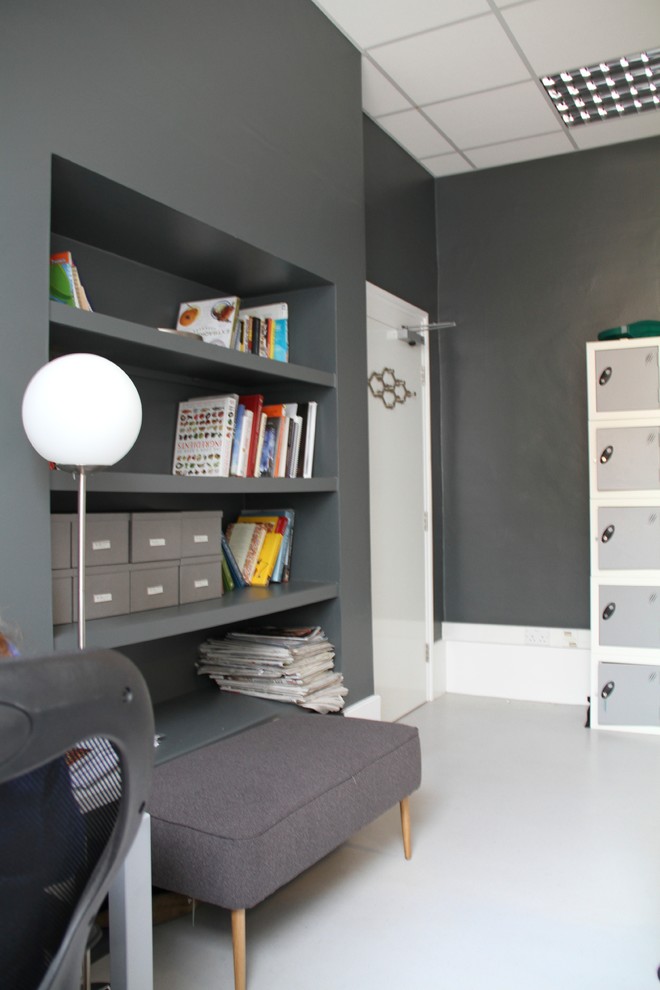 Источник вдохновения для домашнего уюта: домашняя мастерская среднего размера в стиле модернизм с серыми стенами, полом из линолеума и отдельно стоящим рабочим столом без камина