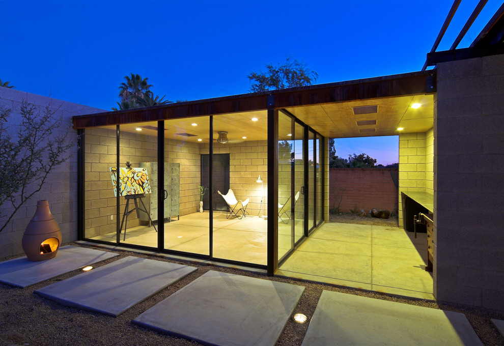 Идея дизайна: маленькая домашняя мастерская в стиле модернизм с серыми стенами и бетонным полом для на участке и в саду