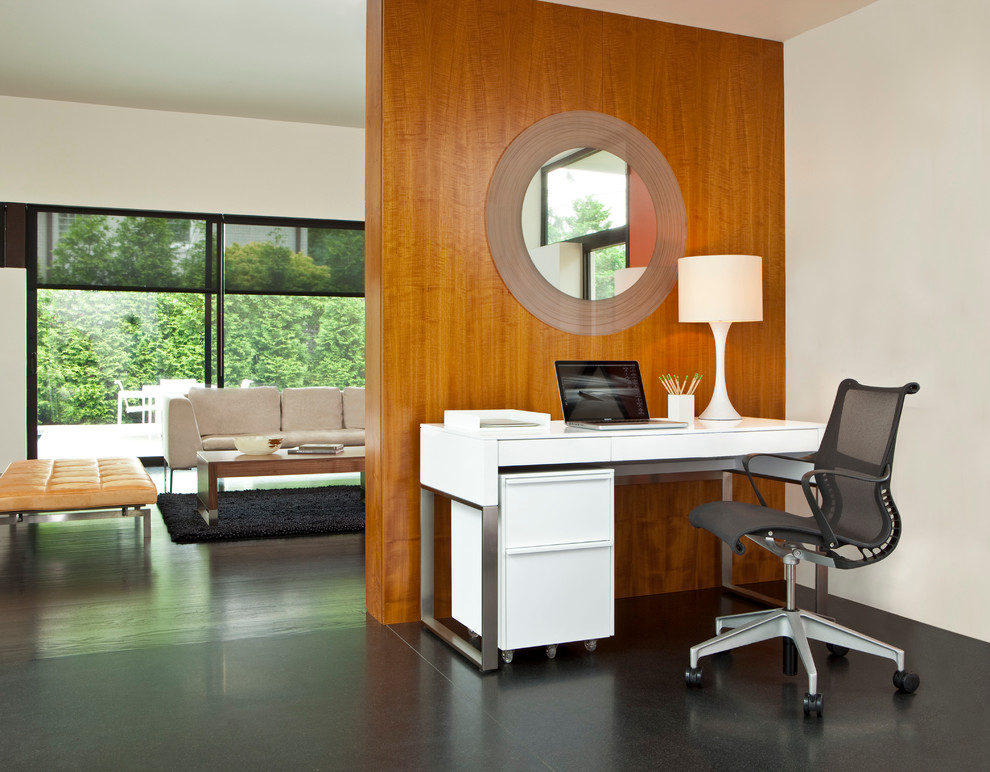 Foto på ett funkis arbetsrum, med vita väggar och ett fristående skrivbord