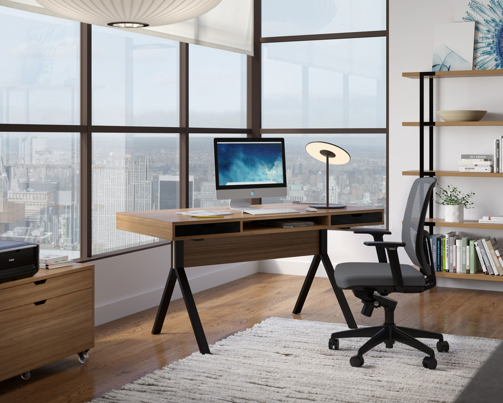 Ejemplo de despacho contemporáneo con paredes blancas, suelo de madera en tonos medios y escritorio independiente