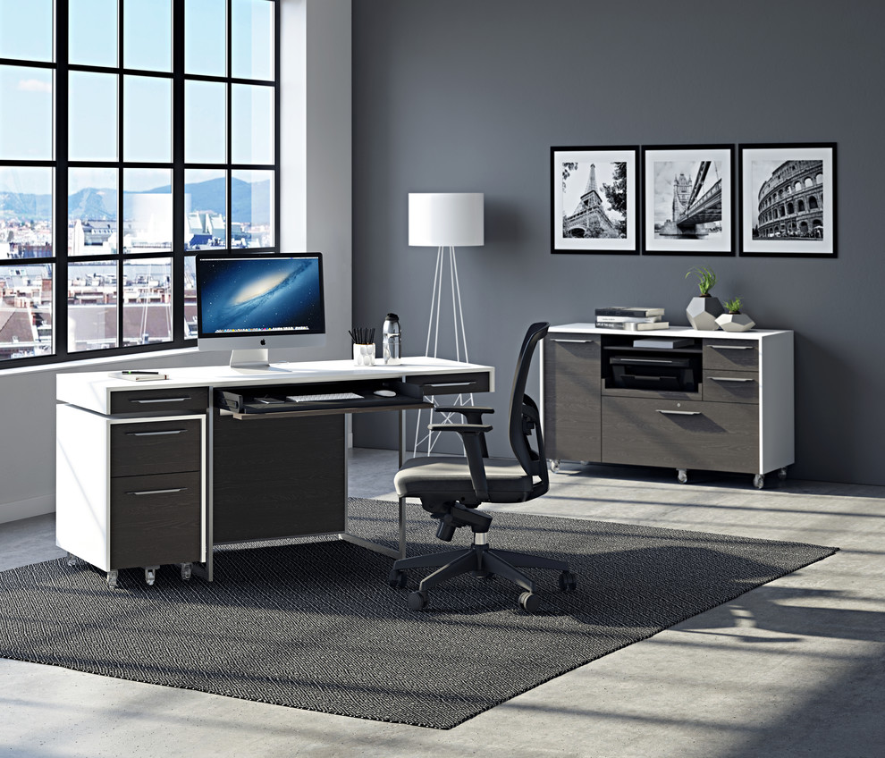 Modelo de despacho actual grande con paredes grises, suelo de cemento y escritorio independiente