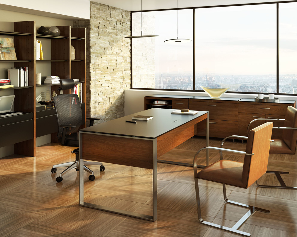 Идея дизайна: рабочее место в современном стиле с бежевыми стенами, паркетным полом среднего тона и отдельно стоящим рабочим столом