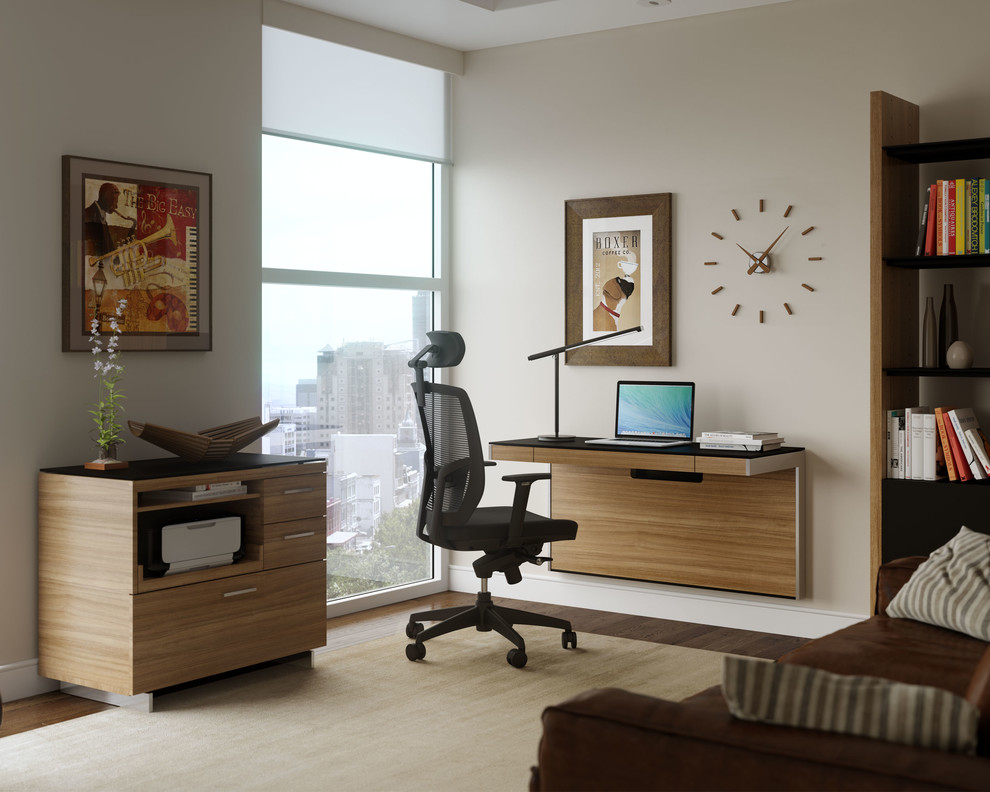 Ejemplo de despacho contemporáneo con paredes beige y suelo de madera oscura