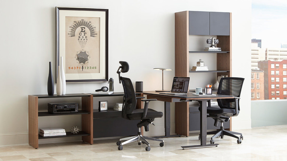 Diseño de despacho moderno de tamaño medio sin chimenea con paredes blancas, escritorio independiente y suelo beige