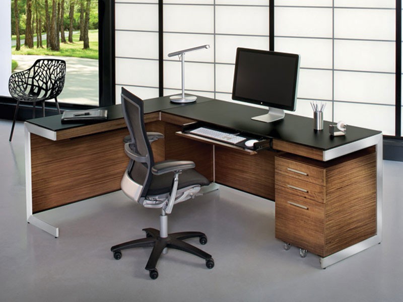 Cette image montre un grand bureau minimaliste avec sol en béton ciré, aucune cheminée, un bureau indépendant, un mur bleu et un sol gris.